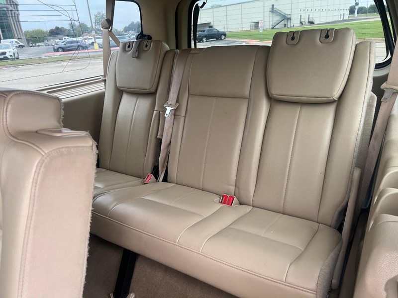 Ford Expedition EL Vehicle Full-screen Gallery Image 13