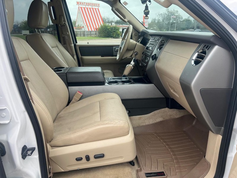 Ford Expedition EL Vehicle Full-screen Gallery Image 14