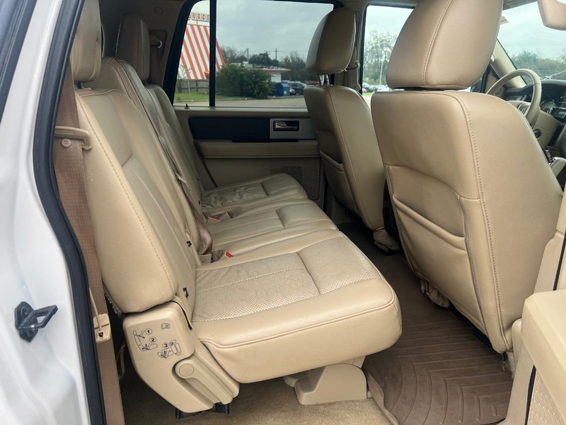 Ford Expedition EL Vehicle Full-screen Gallery Image 15
