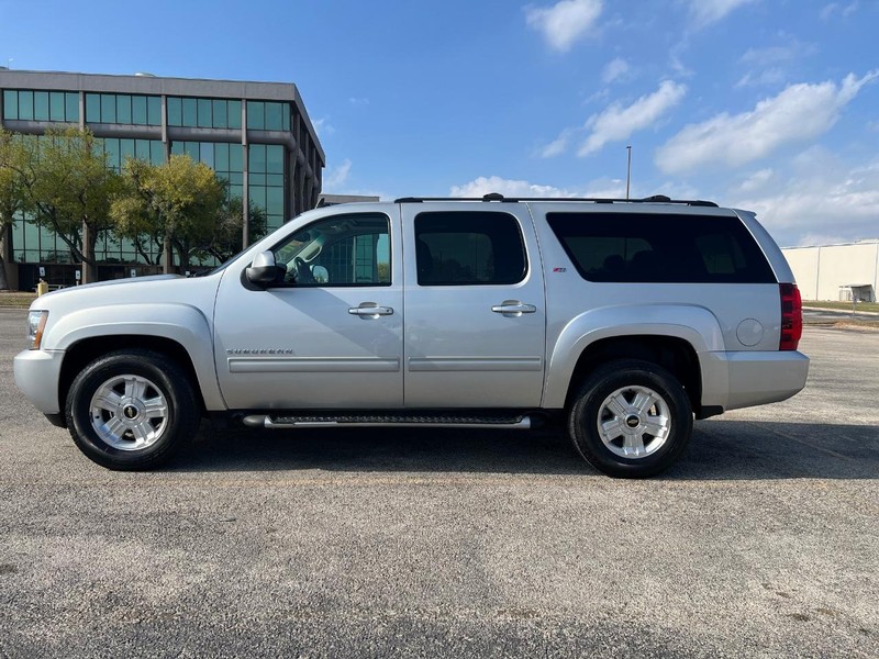 Chevrolet Suburban Vehicle Full-screen Gallery Image 2