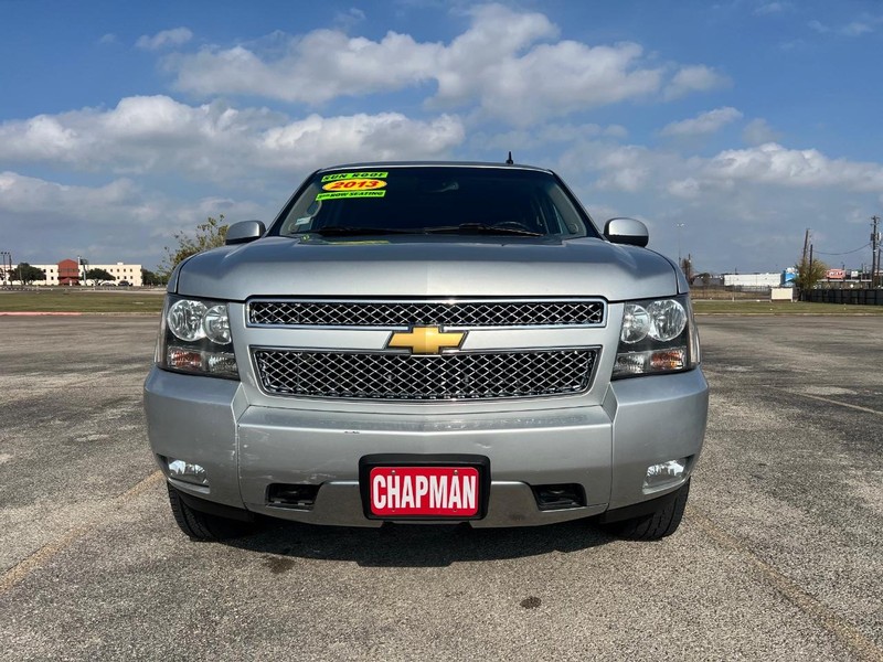 Chevrolet Suburban Vehicle Full-screen Gallery Image 3