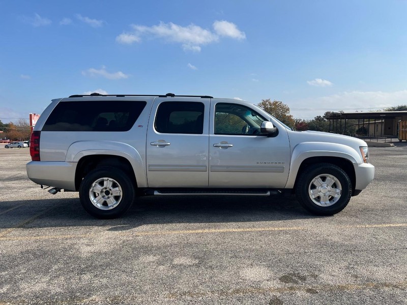 Chevrolet Suburban Vehicle Full-screen Gallery Image 5