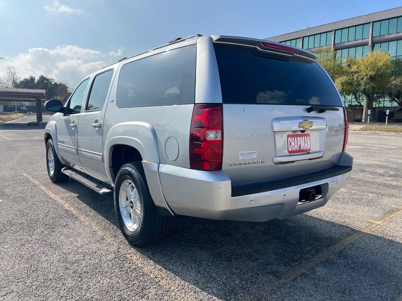 Chevrolet Suburban Vehicle Full-screen Gallery Image 7
