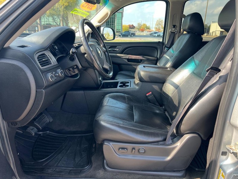 Chevrolet Suburban Vehicle Full-screen Gallery Image 8