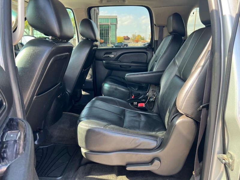 Chevrolet Suburban Vehicle Full-screen Gallery Image 9