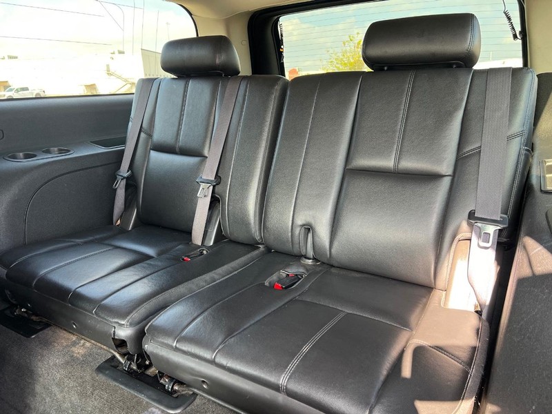 Chevrolet Suburban Vehicle Full-screen Gallery Image 10