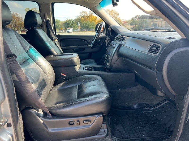 Chevrolet Suburban Vehicle Full-screen Gallery Image 11