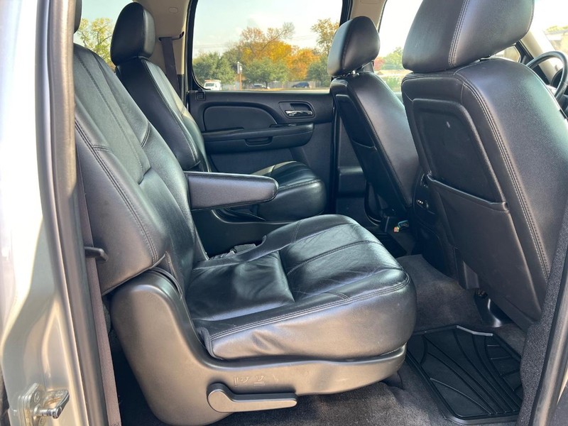 Chevrolet Suburban Vehicle Full-screen Gallery Image 12