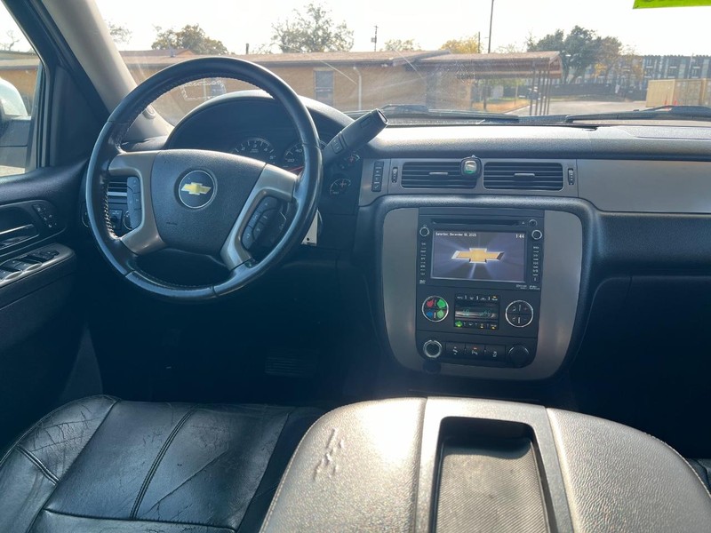 Chevrolet Suburban Vehicle Full-screen Gallery Image 13