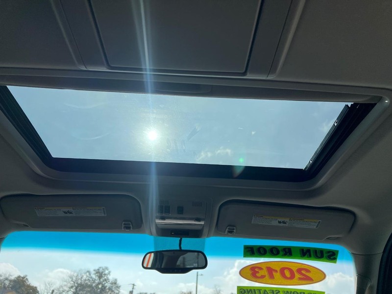 Chevrolet Suburban Vehicle Full-screen Gallery Image 14