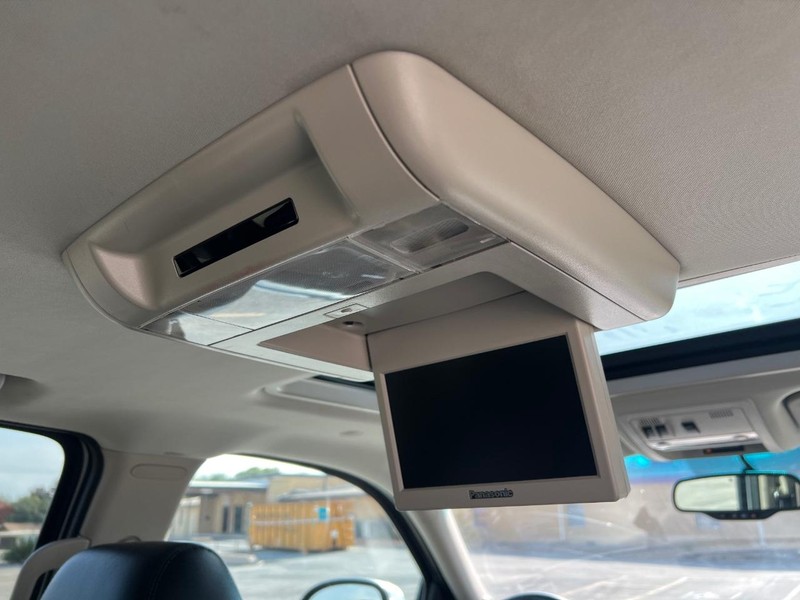 Chevrolet Suburban Vehicle Full-screen Gallery Image 15