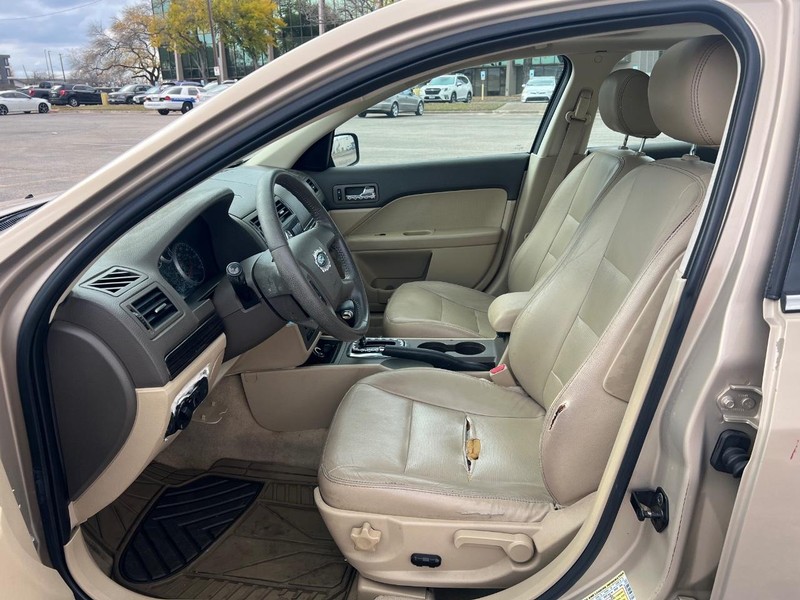 Ford Fusion Vehicle Full-screen Gallery Image 8