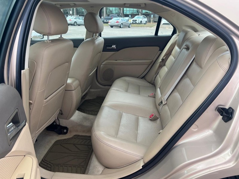 Ford Fusion Vehicle Full-screen Gallery Image 9