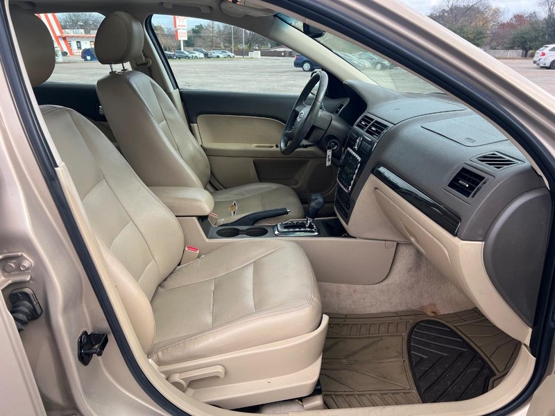 Ford Fusion Vehicle Full-screen Gallery Image 10