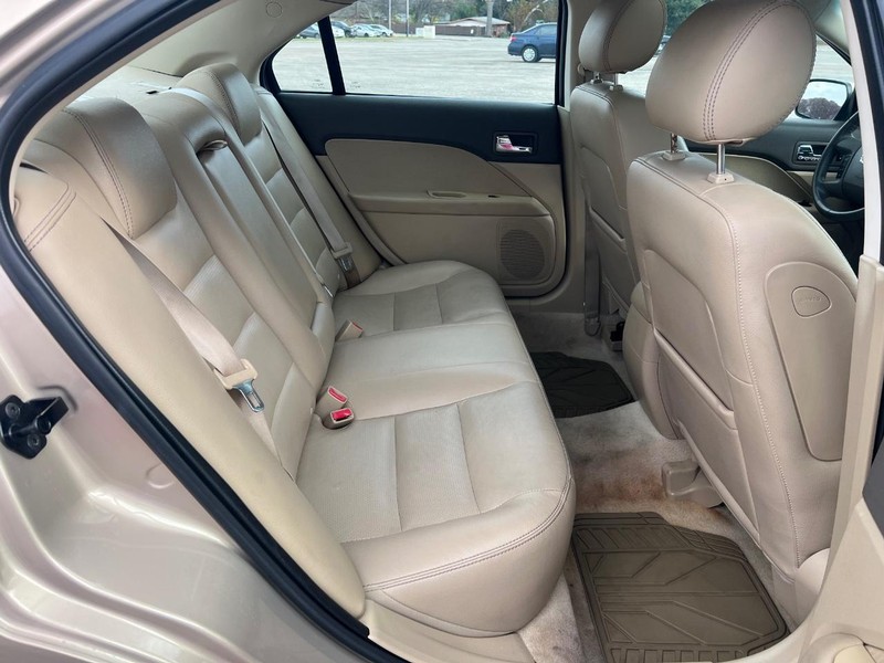 Ford Fusion Vehicle Full-screen Gallery Image 11