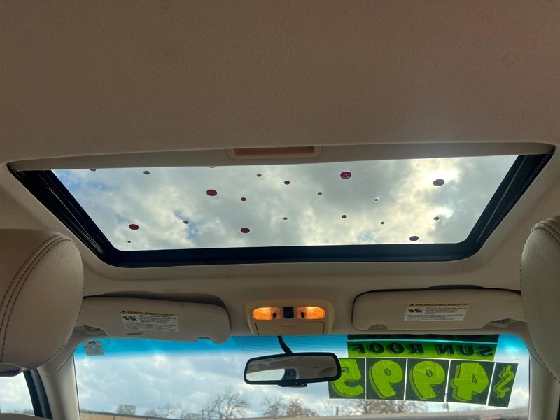 Ford Fusion Vehicle Full-screen Gallery Image 12