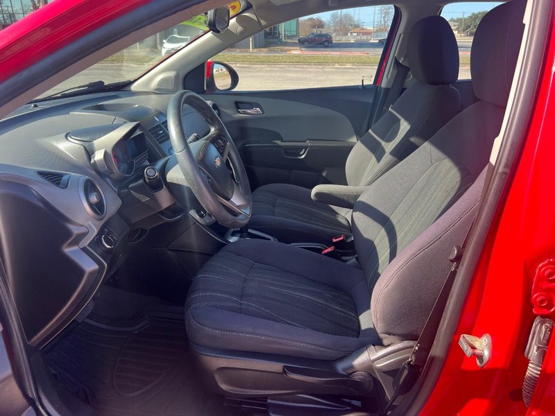 Chevrolet Sonic Vehicle Full-screen Gallery Image 8