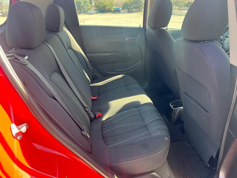 Chevrolet Sonic Vehicle Full-screen Gallery Image 11