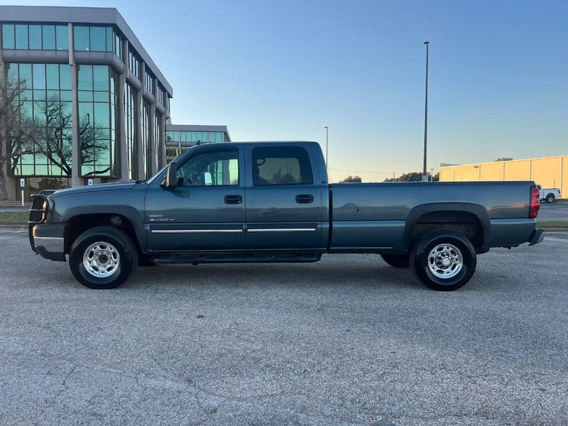 Chevrolet Silverado 2500HD Vehicle Full-screen Gallery Image 2