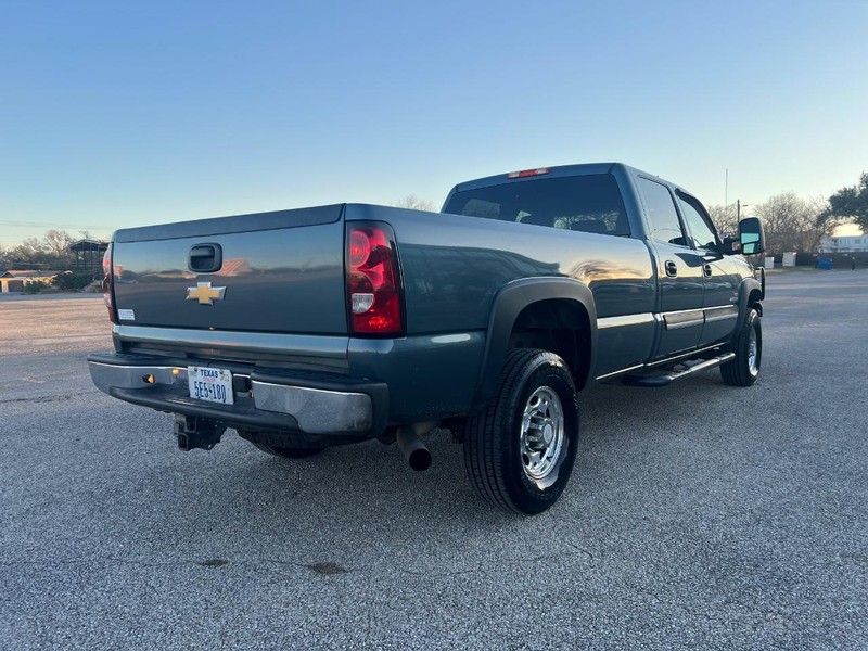 Chevrolet Silverado 2500HD Vehicle Full-screen Gallery Image 6