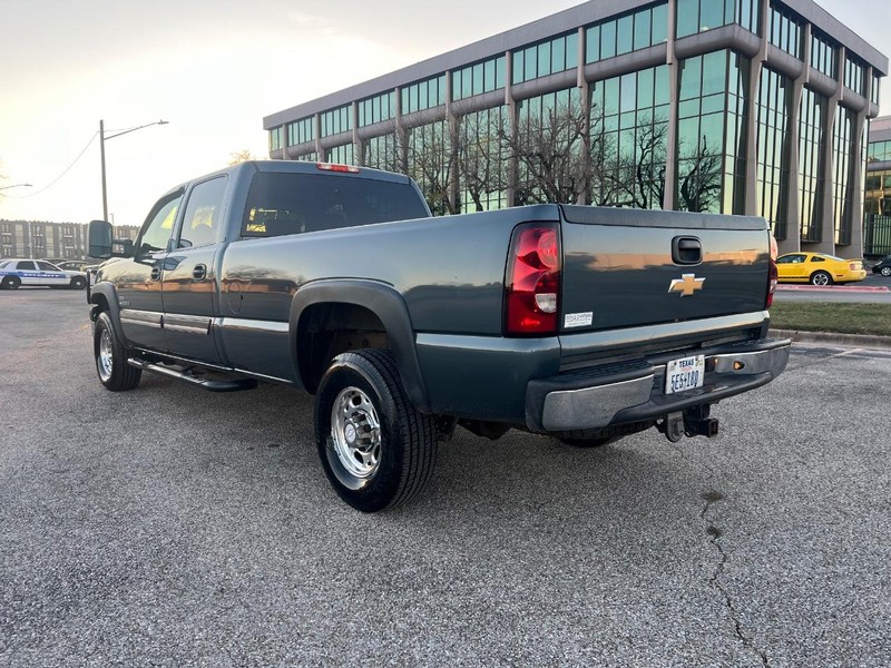 Chevrolet Silverado 2500HD Vehicle Full-screen Gallery Image 7