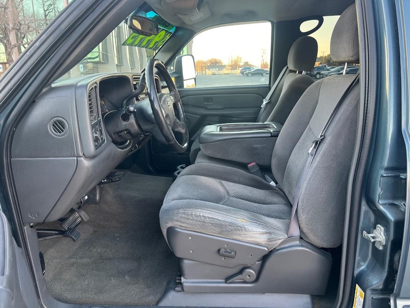 Chevrolet Silverado 2500HD Vehicle Full-screen Gallery Image 8