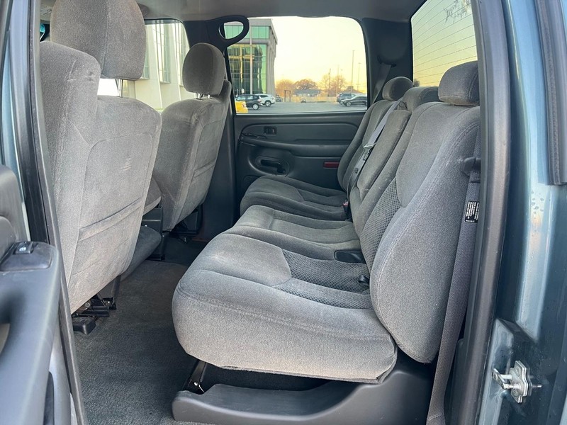 Chevrolet Silverado 2500HD Vehicle Full-screen Gallery Image 9