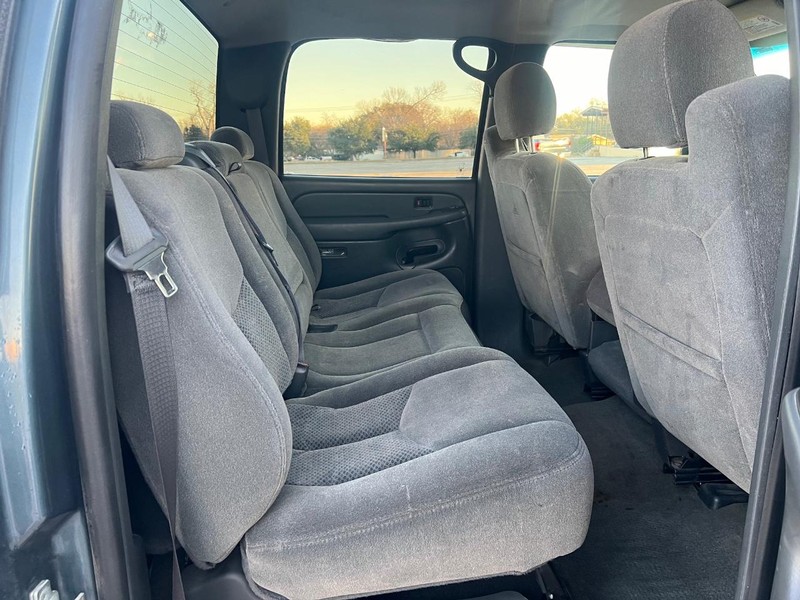 Chevrolet Silverado 2500HD Vehicle Full-screen Gallery Image 11