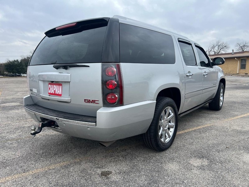 GMC Yukon XL Vehicle Full-screen Gallery Image 6