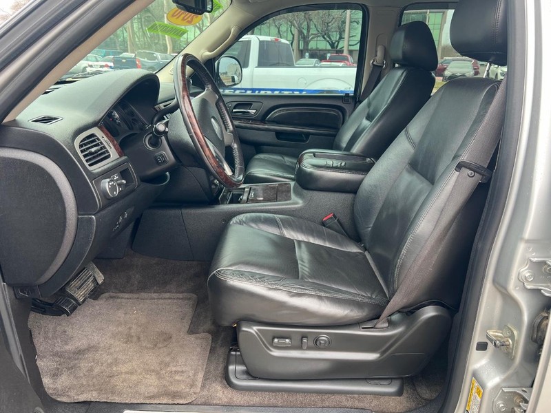 GMC Yukon XL Vehicle Full-screen Gallery Image 8