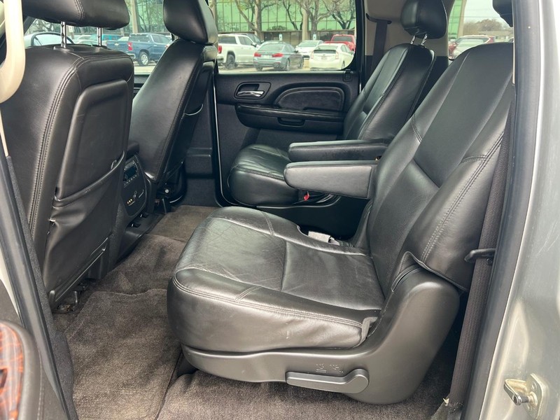 GMC Yukon XL Vehicle Full-screen Gallery Image 9