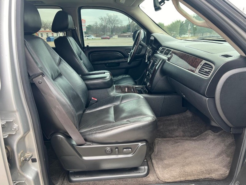 GMC Yukon XL Vehicle Full-screen Gallery Image 10