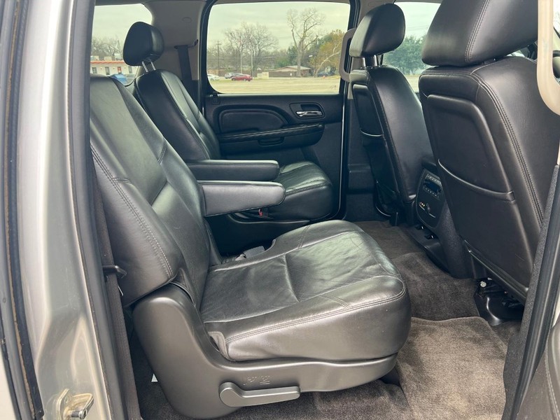 GMC Yukon XL Vehicle Full-screen Gallery Image 11