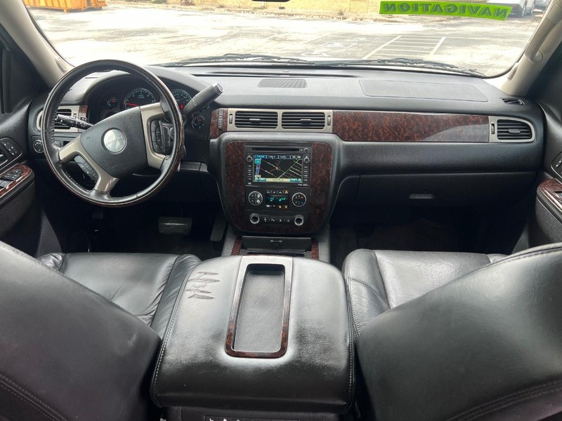 GMC Yukon XL Vehicle Full-screen Gallery Image 12