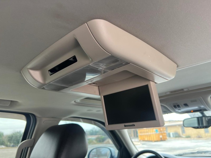 GMC Yukon XL Vehicle Full-screen Gallery Image 13