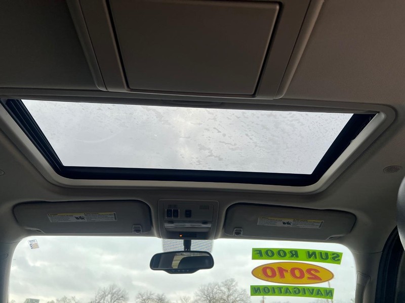 GMC Yukon XL Vehicle Full-screen Gallery Image 14