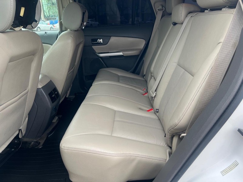 Ford Edge Vehicle Full-screen Gallery Image 9