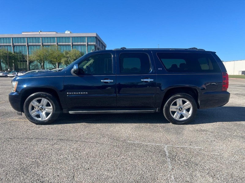 Chevrolet Suburban Vehicle Full-screen Gallery Image 2