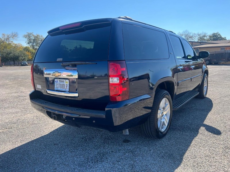 Chevrolet Suburban Vehicle Full-screen Gallery Image 6