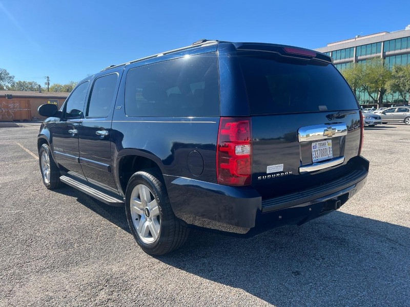 Chevrolet Suburban Vehicle Full-screen Gallery Image 7