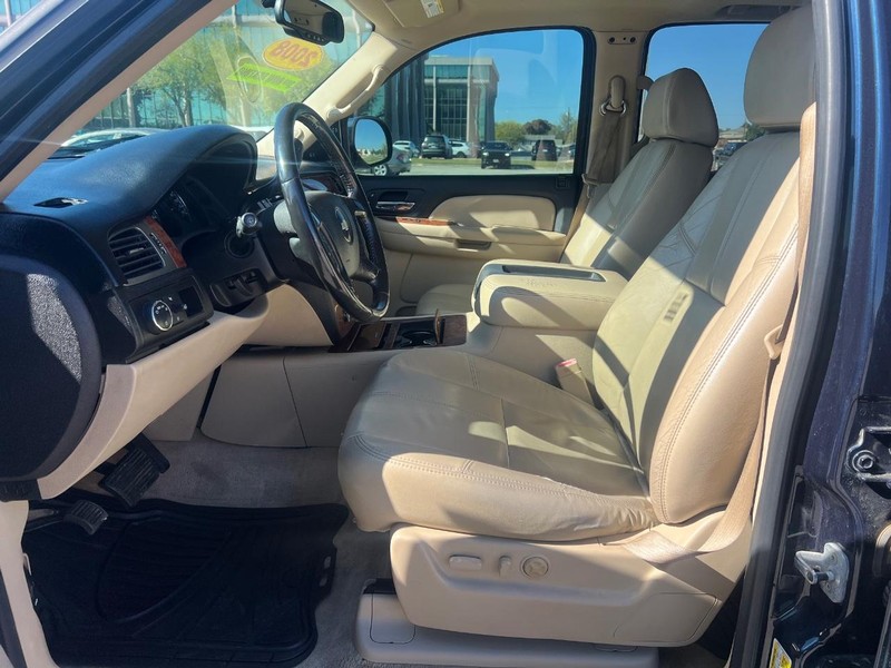 Chevrolet Suburban Vehicle Full-screen Gallery Image 8