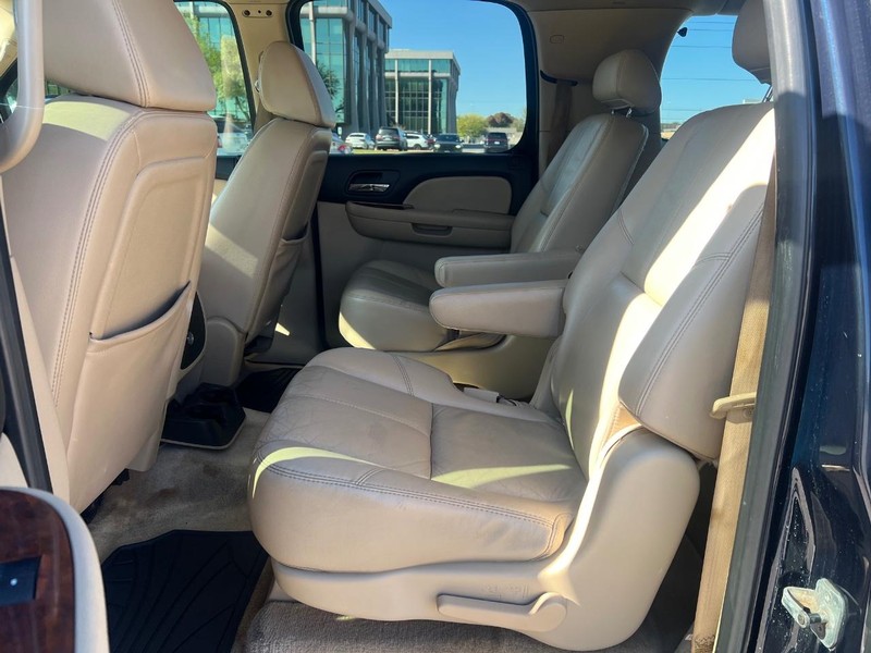 Chevrolet Suburban Vehicle Full-screen Gallery Image 9