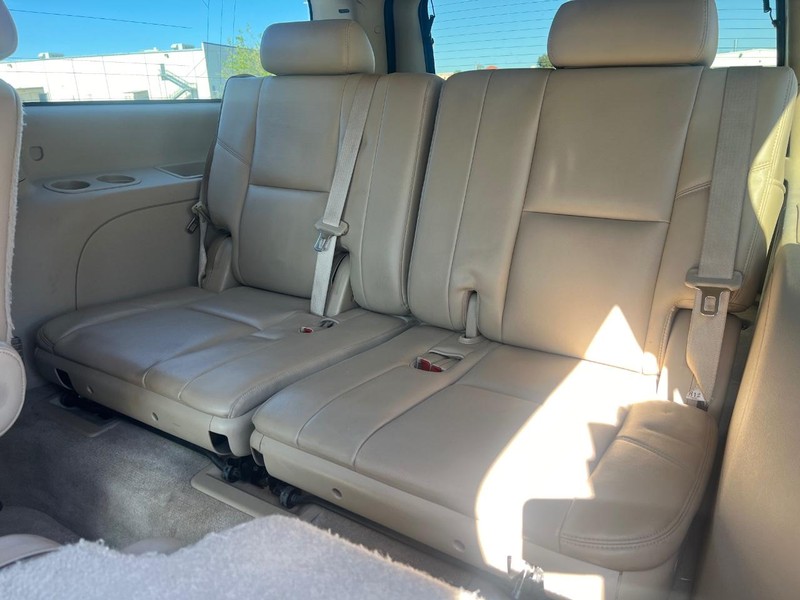 Chevrolet Suburban Vehicle Full-screen Gallery Image 10