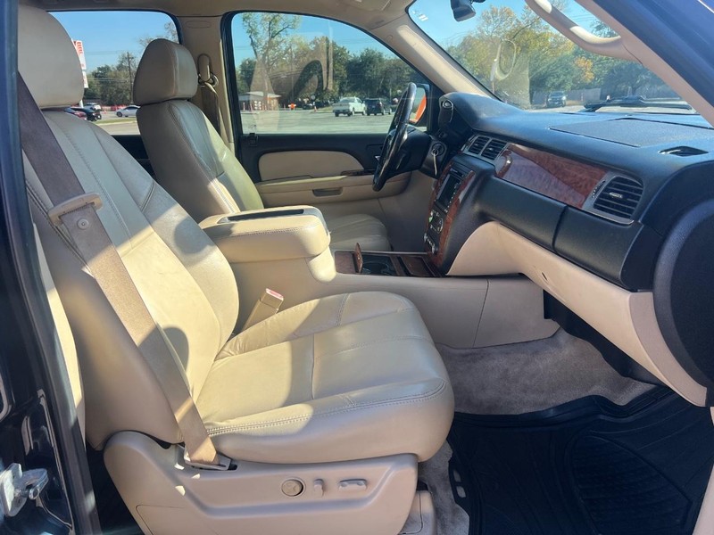 Chevrolet Suburban Vehicle Full-screen Gallery Image 11