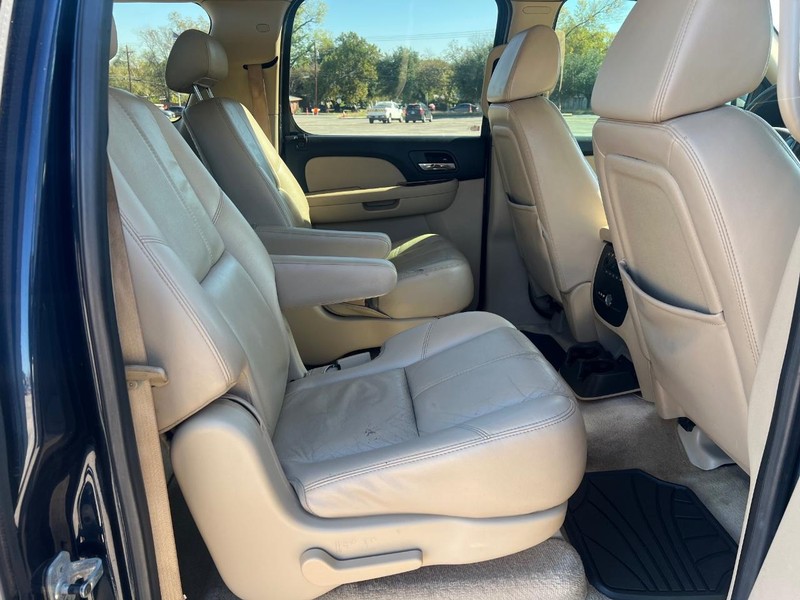 Chevrolet Suburban Vehicle Full-screen Gallery Image 12