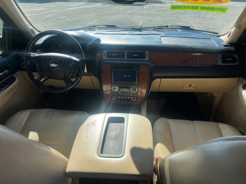 Chevrolet Suburban Vehicle Full-screen Gallery Image 13