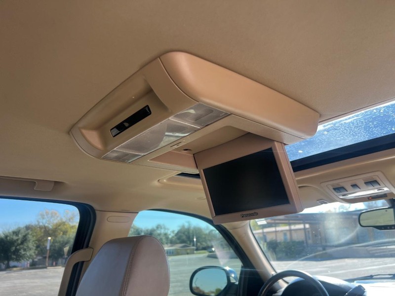 Chevrolet Suburban Vehicle Full-screen Gallery Image 15