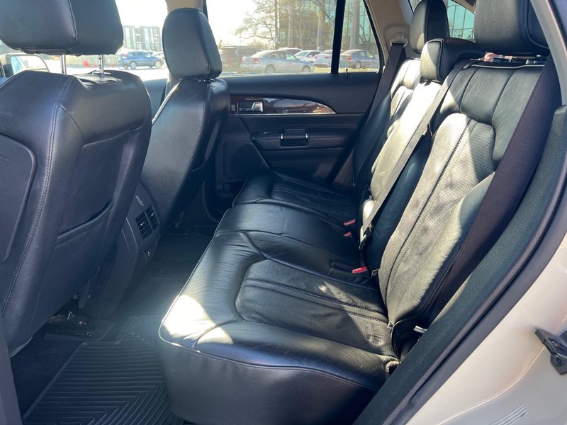 Lincoln MKX Vehicle Full-screen Gallery Image 9