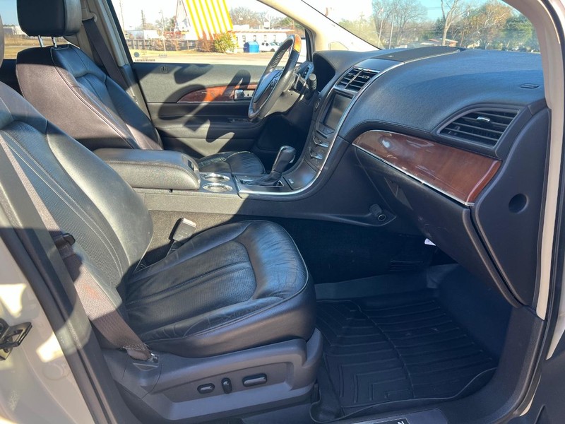 Lincoln MKX Vehicle Full-screen Gallery Image 10