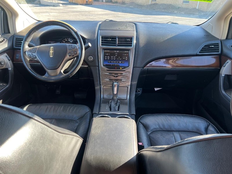 Lincoln MKX Vehicle Full-screen Gallery Image 12